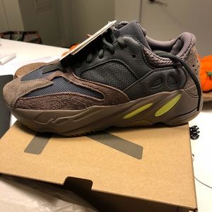 yeezy 700 mauve size 7